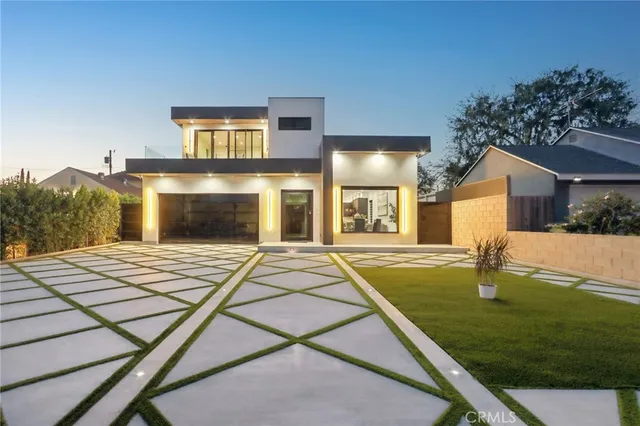 $2,399,950 | 2227 North Lamer Street, Burbank, CA 91504