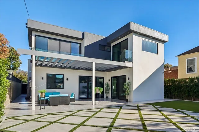 $2,399,950 | 2227 North Lamer Street, Burbank, CA 91504