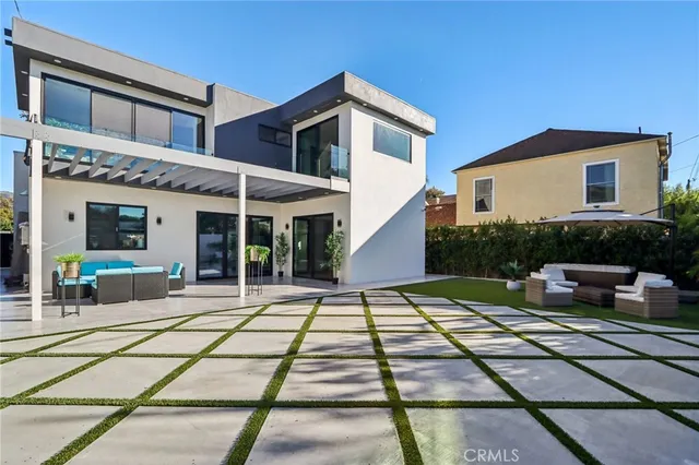 $2,399,950 | 2227 North Lamer Street, Burbank, CA 91504