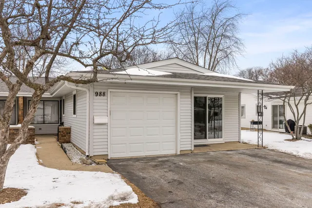 $390,000 | 988 Chelsea Lane, Schaumburg, IL 60193