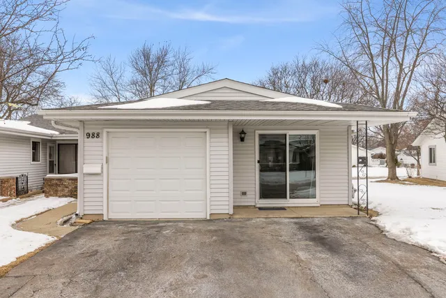$390,000 | 988 Chelsea Lane, Schaumburg, IL 60193