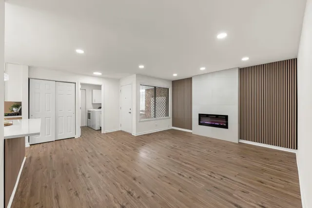 $390,000 | 988 Chelsea Lane, Schaumburg, IL 60193