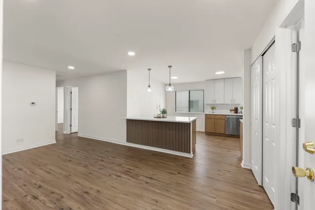 $390,000 | 988 Chelsea Lane, Schaumburg, IL 60193