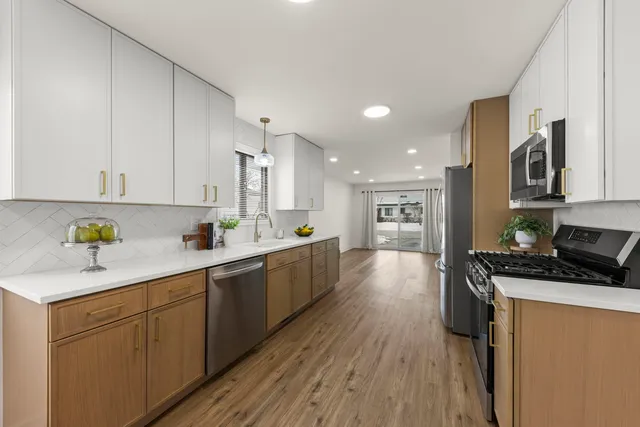 $390,000 | 988 Chelsea Lane, Schaumburg, IL 60193