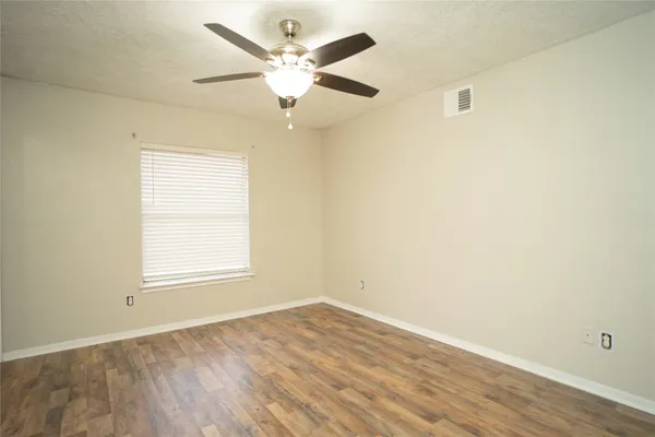 $2,550 | 2956 Waterloo Road, Pearland, TX 77581