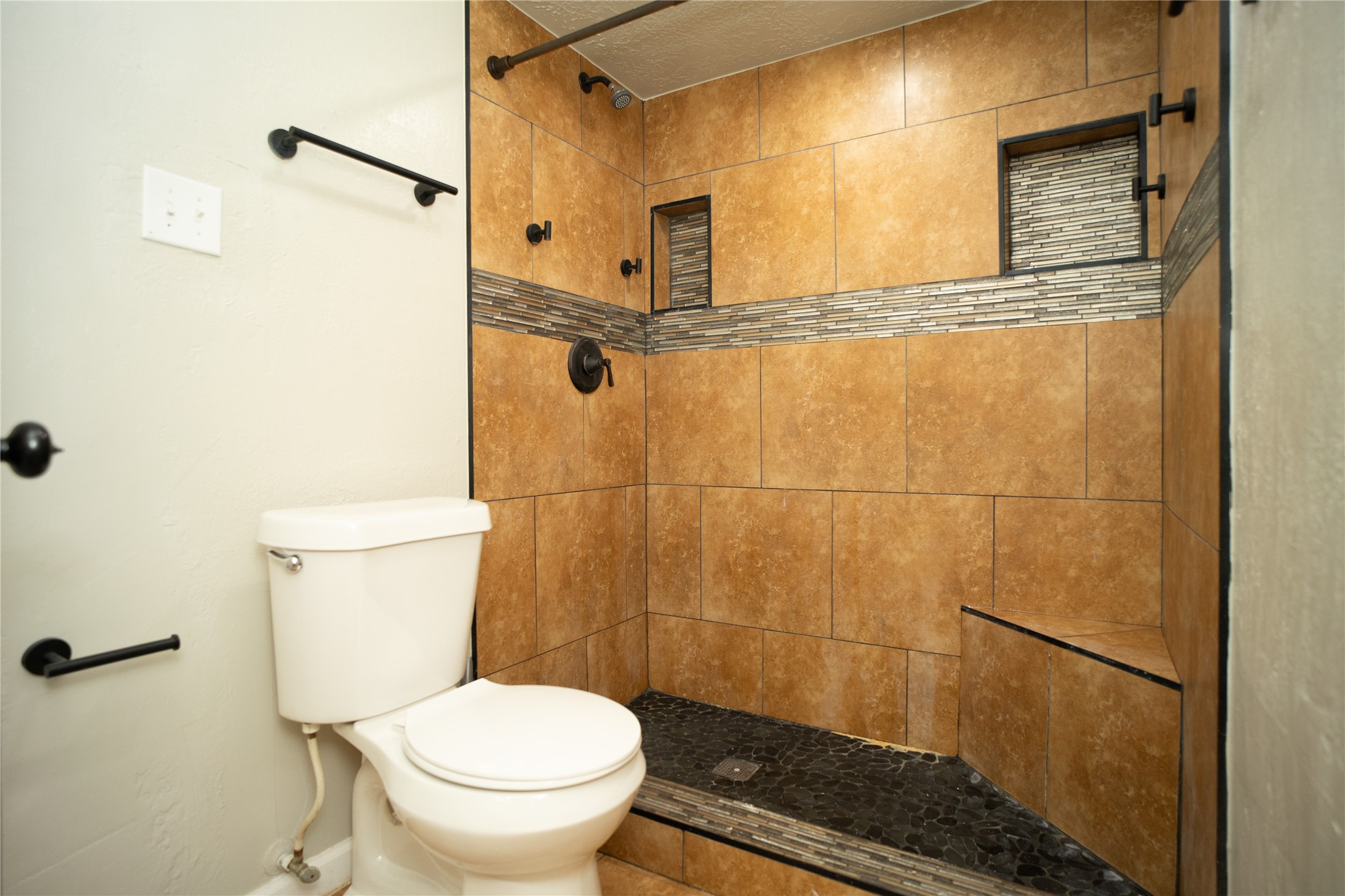 2956 Waterloo Road Pearland, TX 77581 - Photo 14 of 17 Guest Bathroom