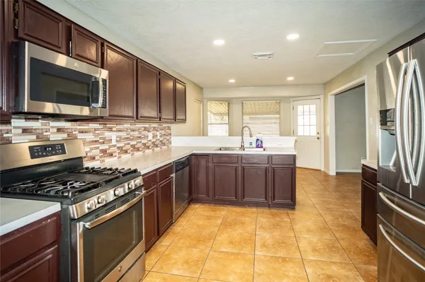 $2,550 | 2956 Waterloo Road, Pearland, TX 77581