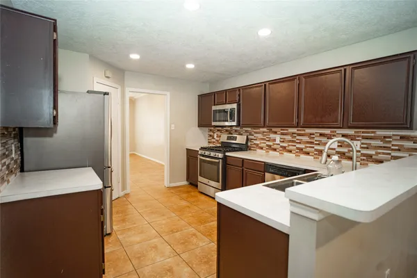 $2,550 | 2956 Waterloo Road, Pearland, TX 77581