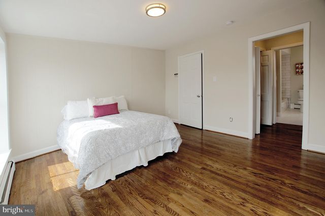 $940,000 | 330 E Street Southeast, Washington, DC 20003