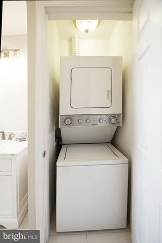 $940,000 | 330 E Street Southeast, Washington, DC 20003