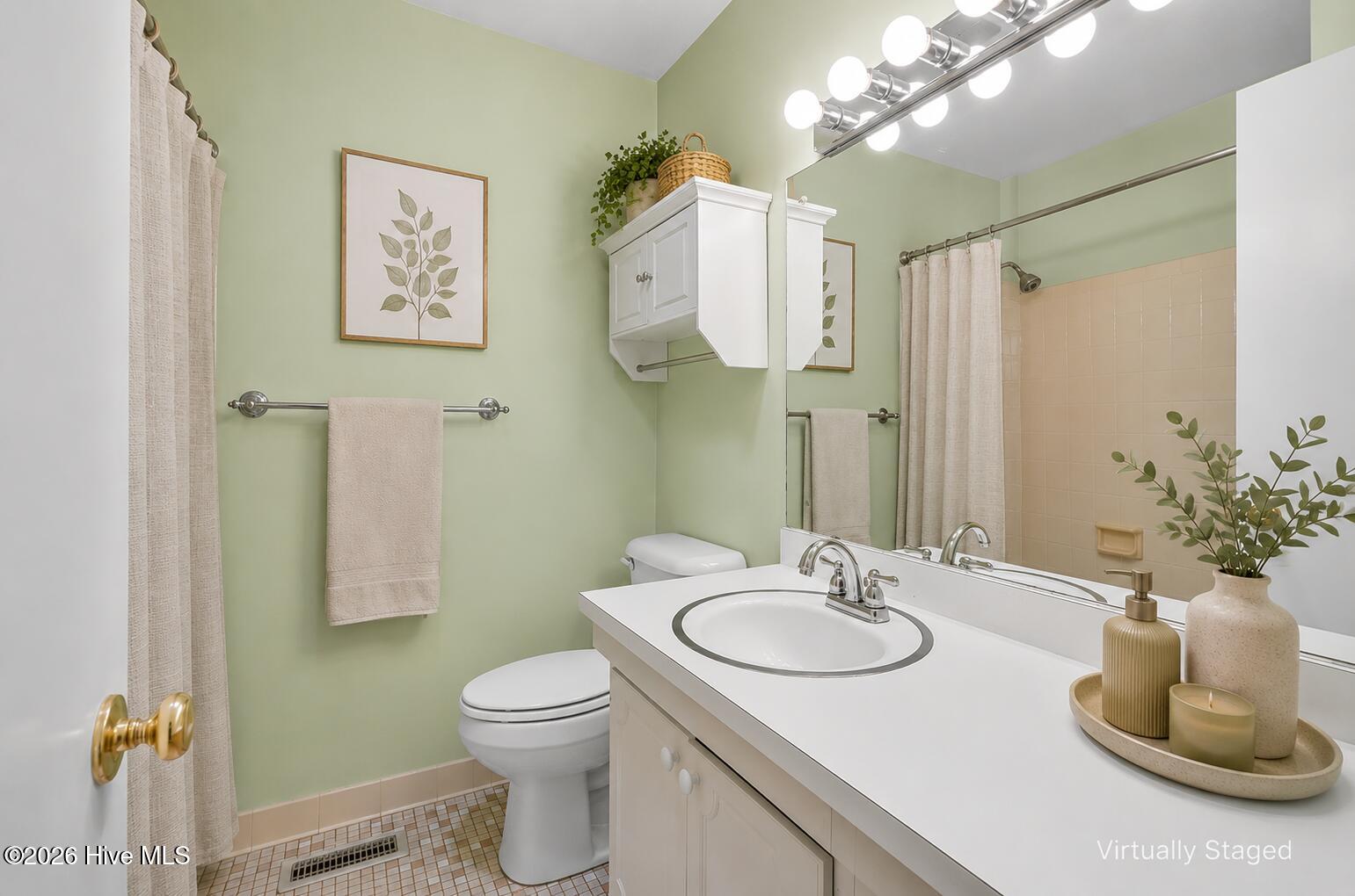 609 Edgehill Road Trent Woods, NC 28562 - Photo 20 of 49 Virtually Staged -Second Bathroom