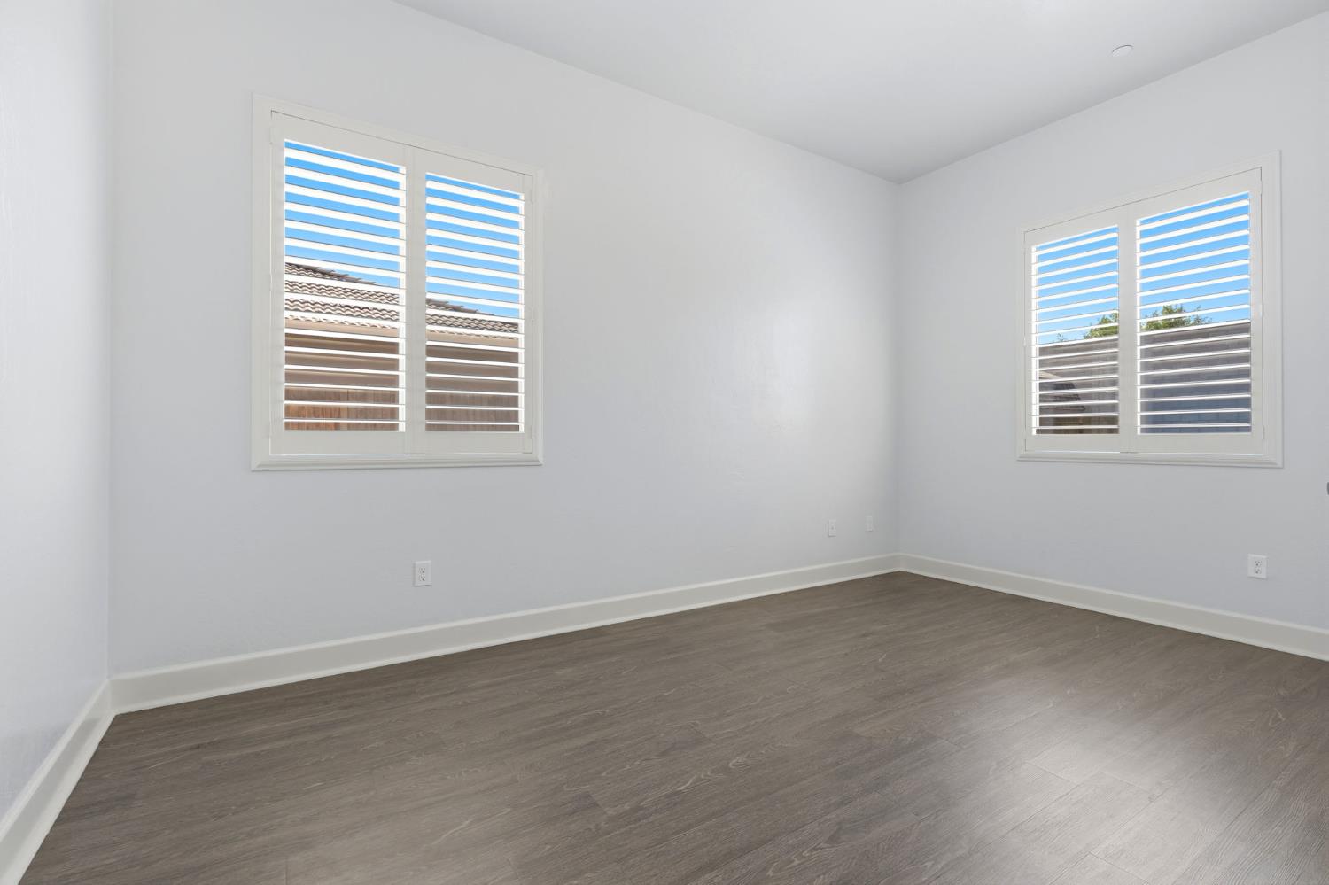 3368 North Discovery Way Hanford, CA 93230 - Photo 20 of 43 an empty room with a window