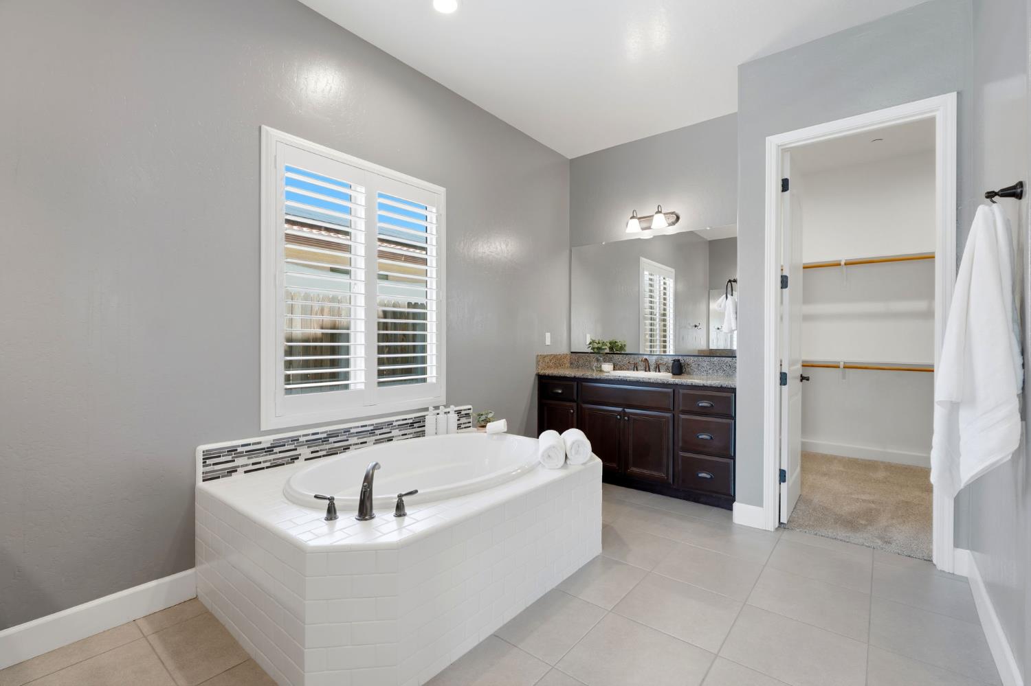 3368 North Discovery Way Hanford, CA 93230 - Photo 24 of 43 a bathroom with a bathtub and a sink