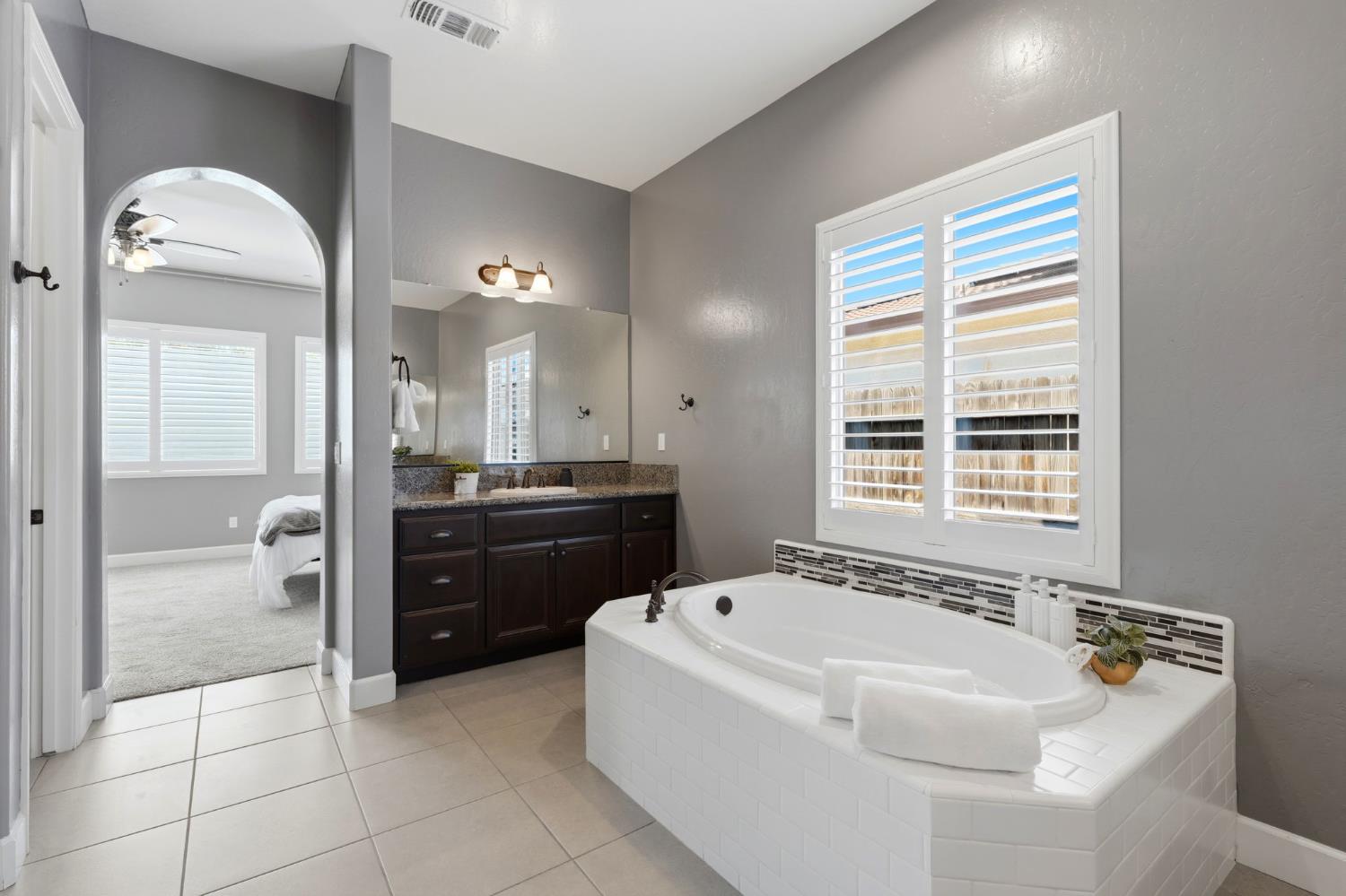 3368 North Discovery Way Hanford, CA 93230 - Photo 25 of 43 a bathroom with a tub sink and mirror