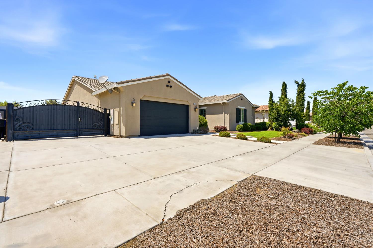 3368 North Discovery Way Hanford, CA 93230 - Photo 42 of 43 a view of a house with a street