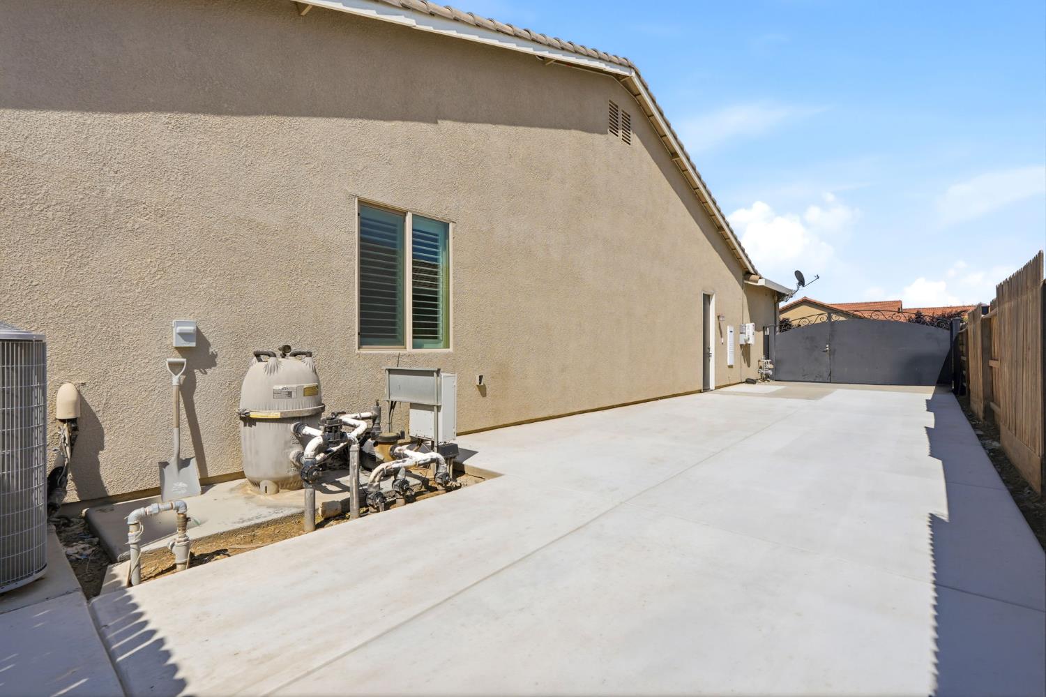 3368 North Discovery Way Hanford, CA 93230 - Photo 43 of 43 a view of a patio with a table and chairs