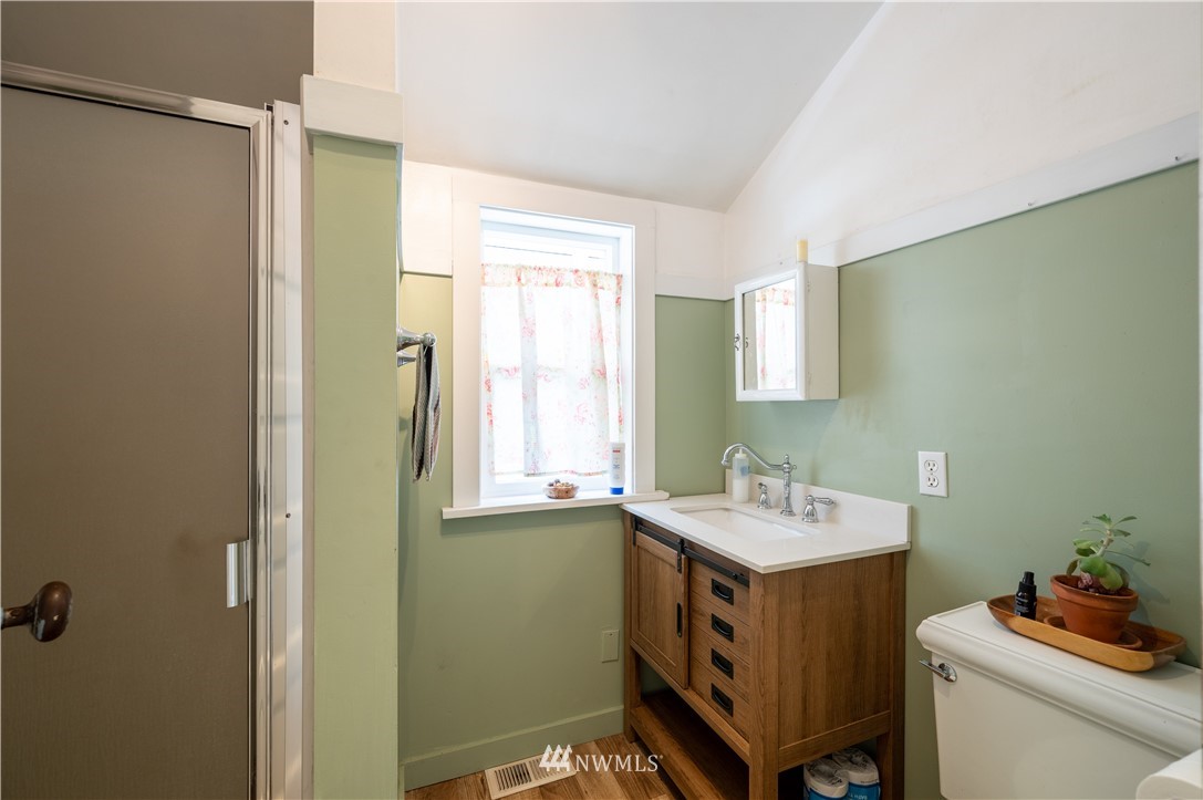 2107 Central Road Everson, WA 98247 - Photo 14 of 40 a bathroom with a sink toilet and a tub