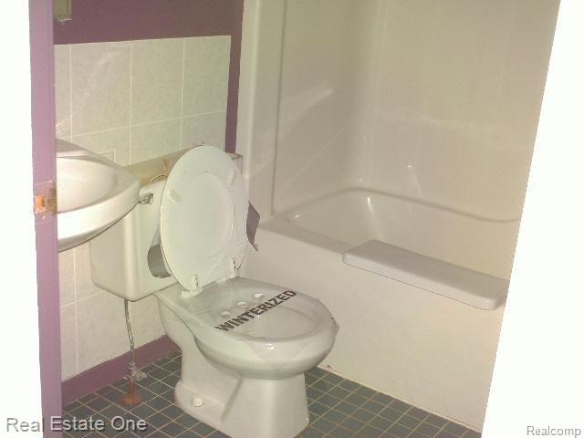 3125 N Nicholson Bathroon1