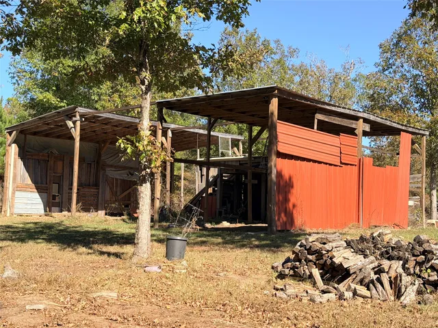 a view of a house with backyard