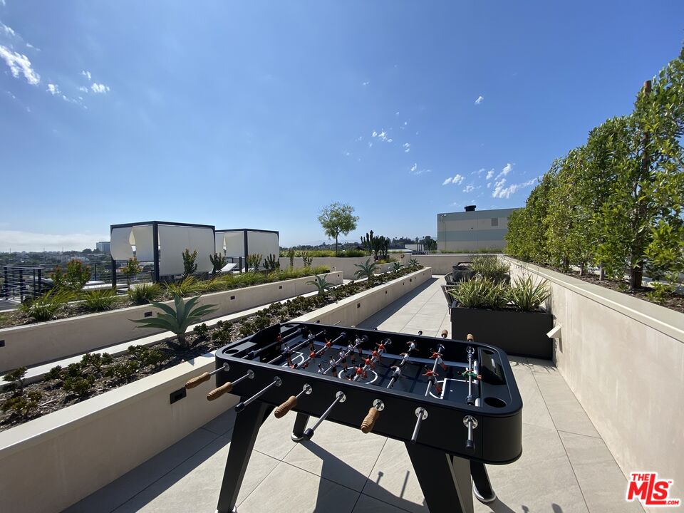 10700 Tabor Street, Unit 512 Los Angeles, CA 90034 - Photo 25 of 29 a view of a chairs and table in the balcony
