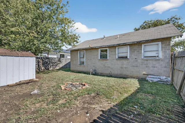 a view of a backyard