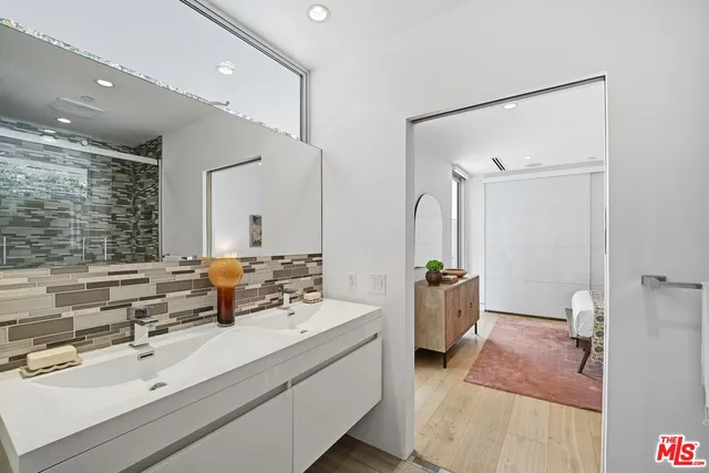 a en suite bathroom with double vanity and a mirror