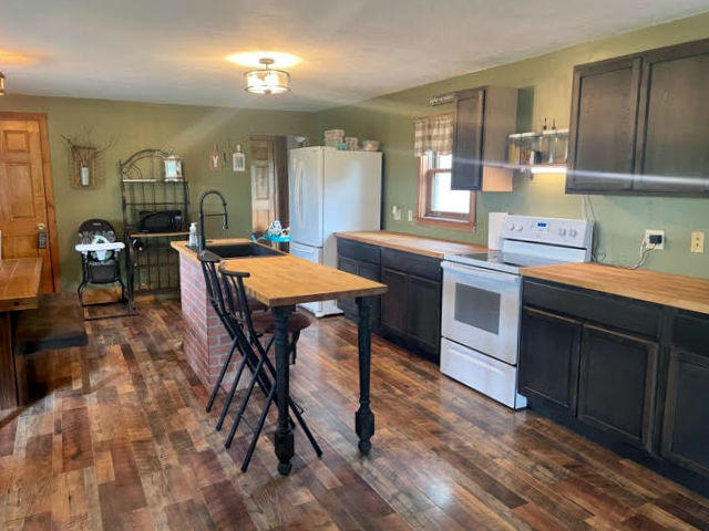 419 River Road Benton, ME 04901 - Photo 5 of 34 Kitchen & dining area