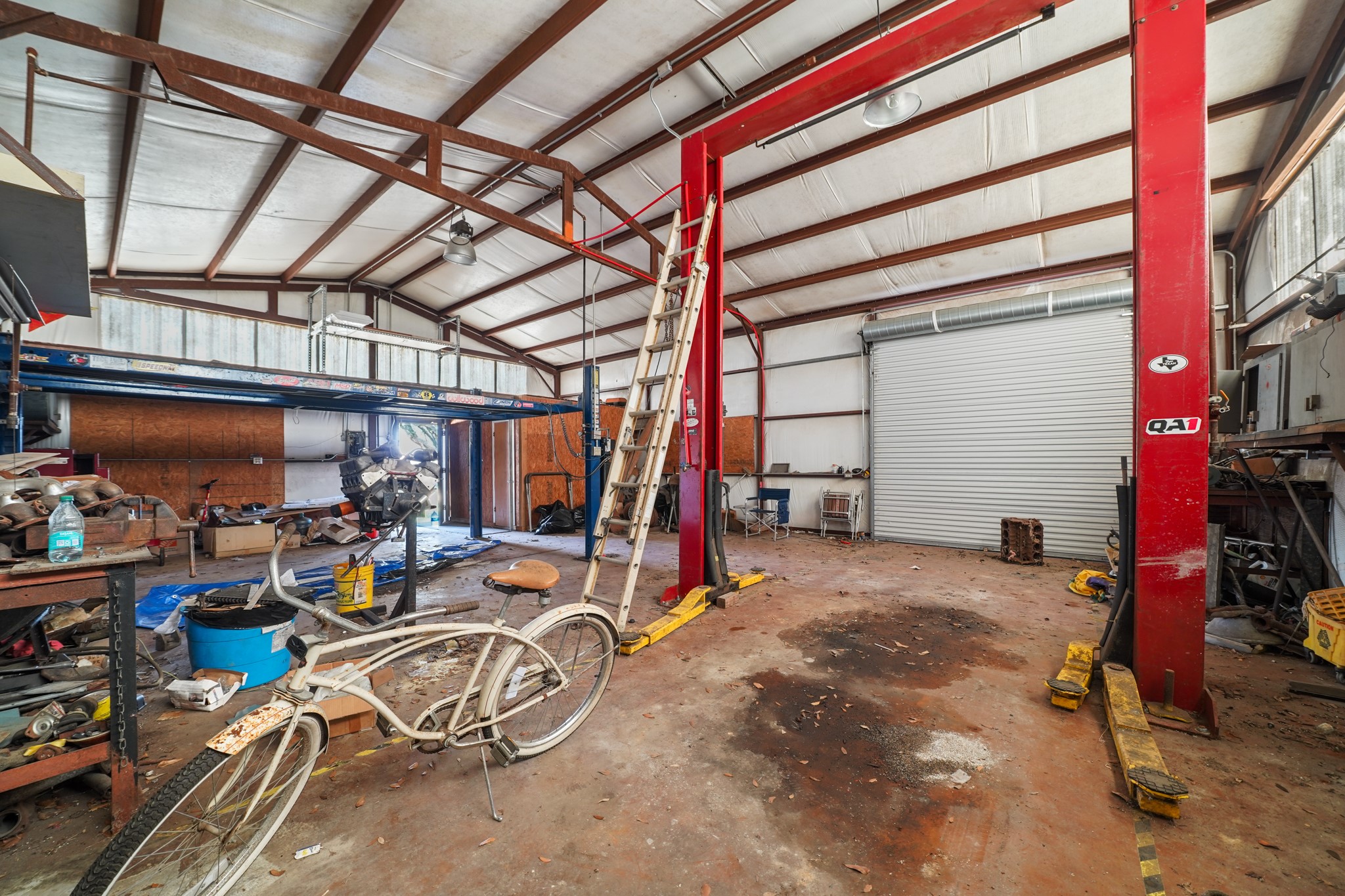 16815 Herridge Road Pearland, TX 77584 - Photo 18 of 19 a view of a room with gym equipment