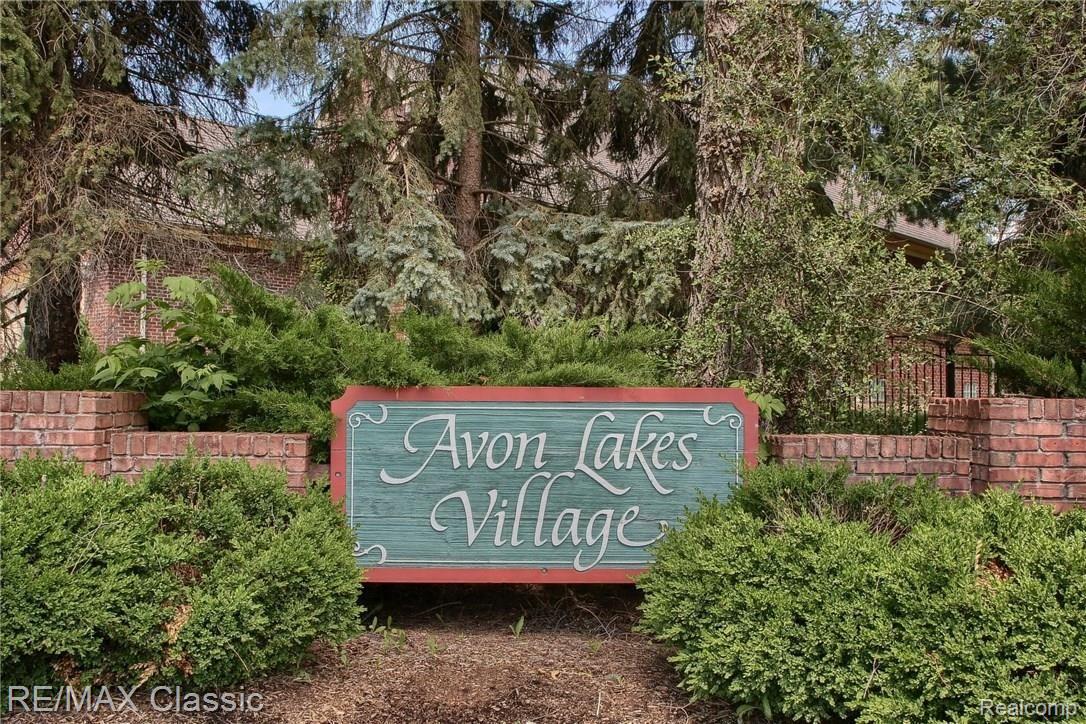 2235 Avon Lake Lane Rochester, MI 48307 - Photo 4 of 46 004-Entrance.jpg