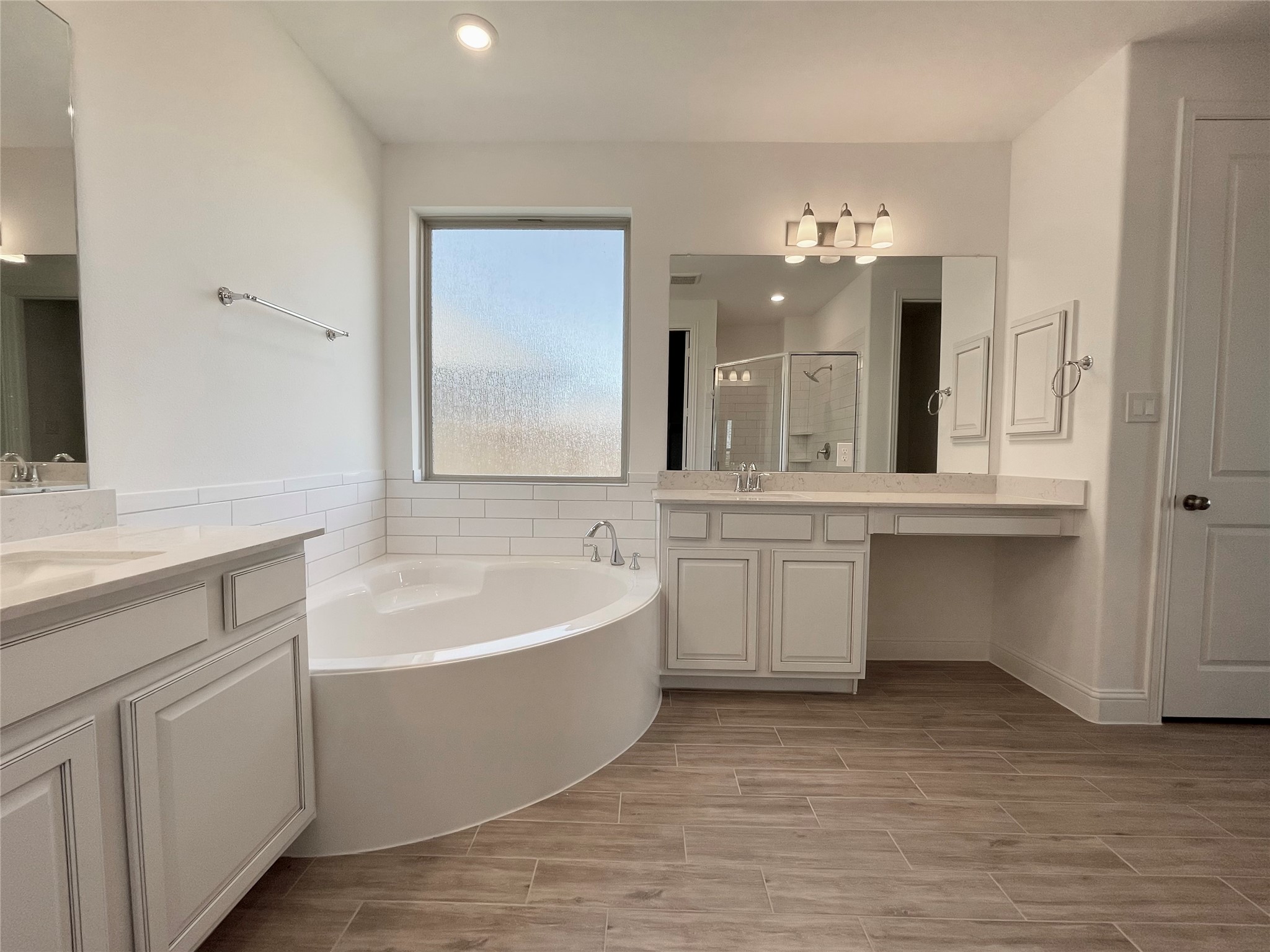 29806 Cherry Vine Road Katy, TX 77494 - Photo 20 of 30 a spacious bathroom with a tub sink and mirror