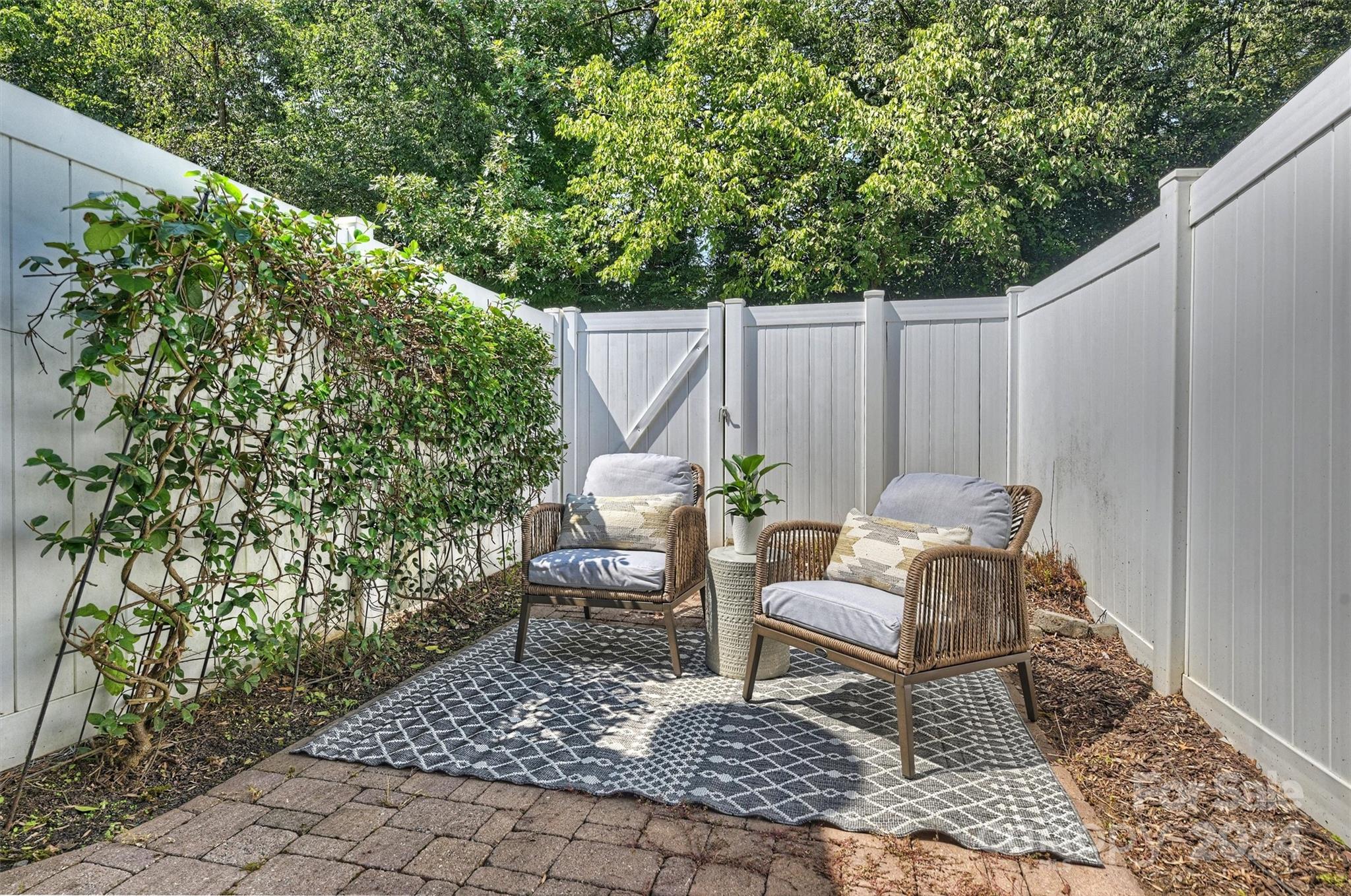 323 Hurston Circle Charlotte, NC 28208 - Photo 22 of 27 a backyard of a house with table and chairs