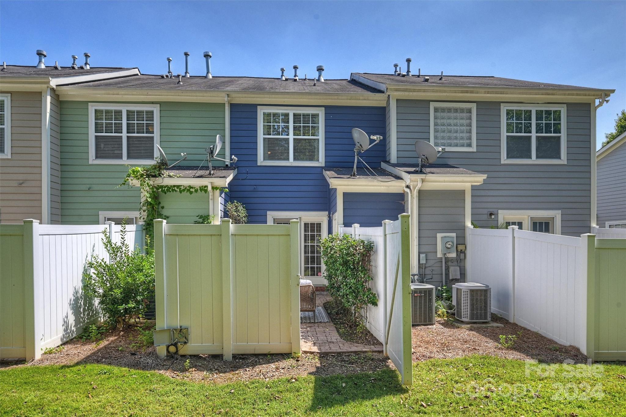 323 Hurston Circle Charlotte, NC 28208 - Photo 25 of 27 a view of a house with backyard