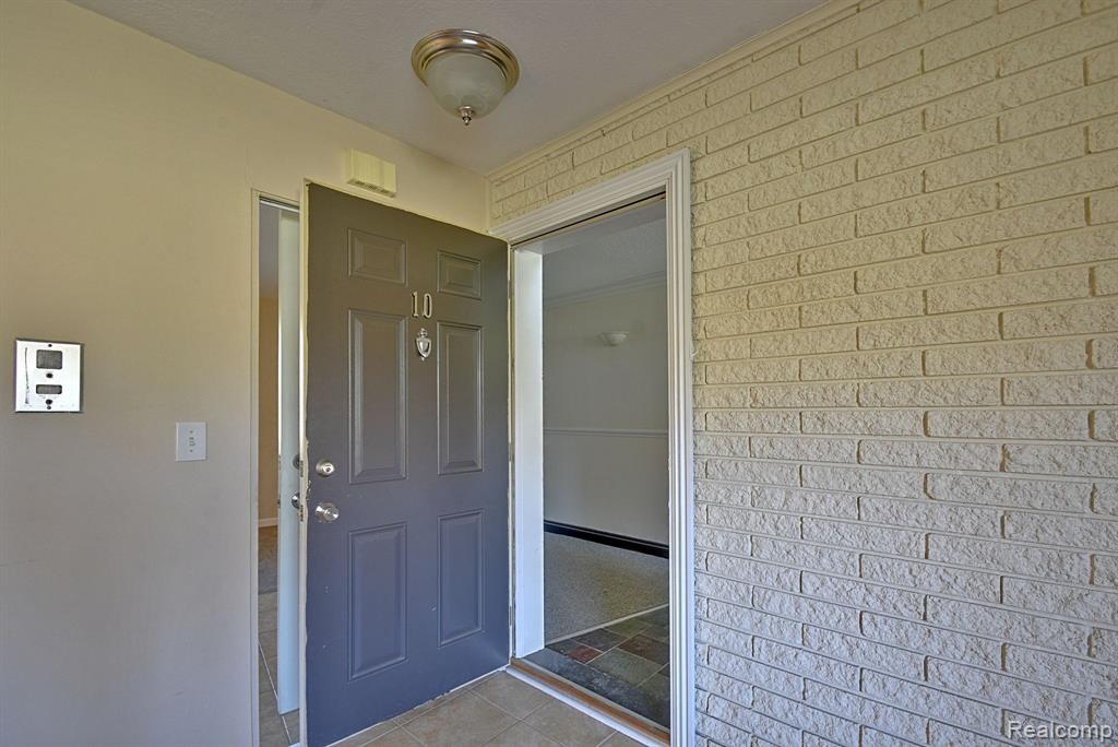 2377 Walton Boulevard, Unit 10 Rochester Hills, MI 48309 - Photo 3 of 15