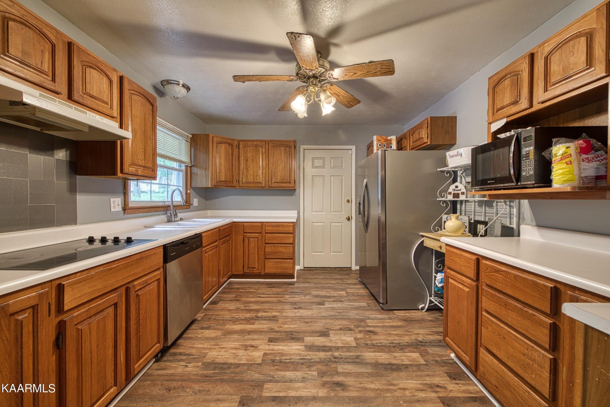 4513 Crestfield Road Knoxville, TN 37921 - Photo 10 of 33 a kitchen with stainless steel appliances granite countertop a sink and cabinets