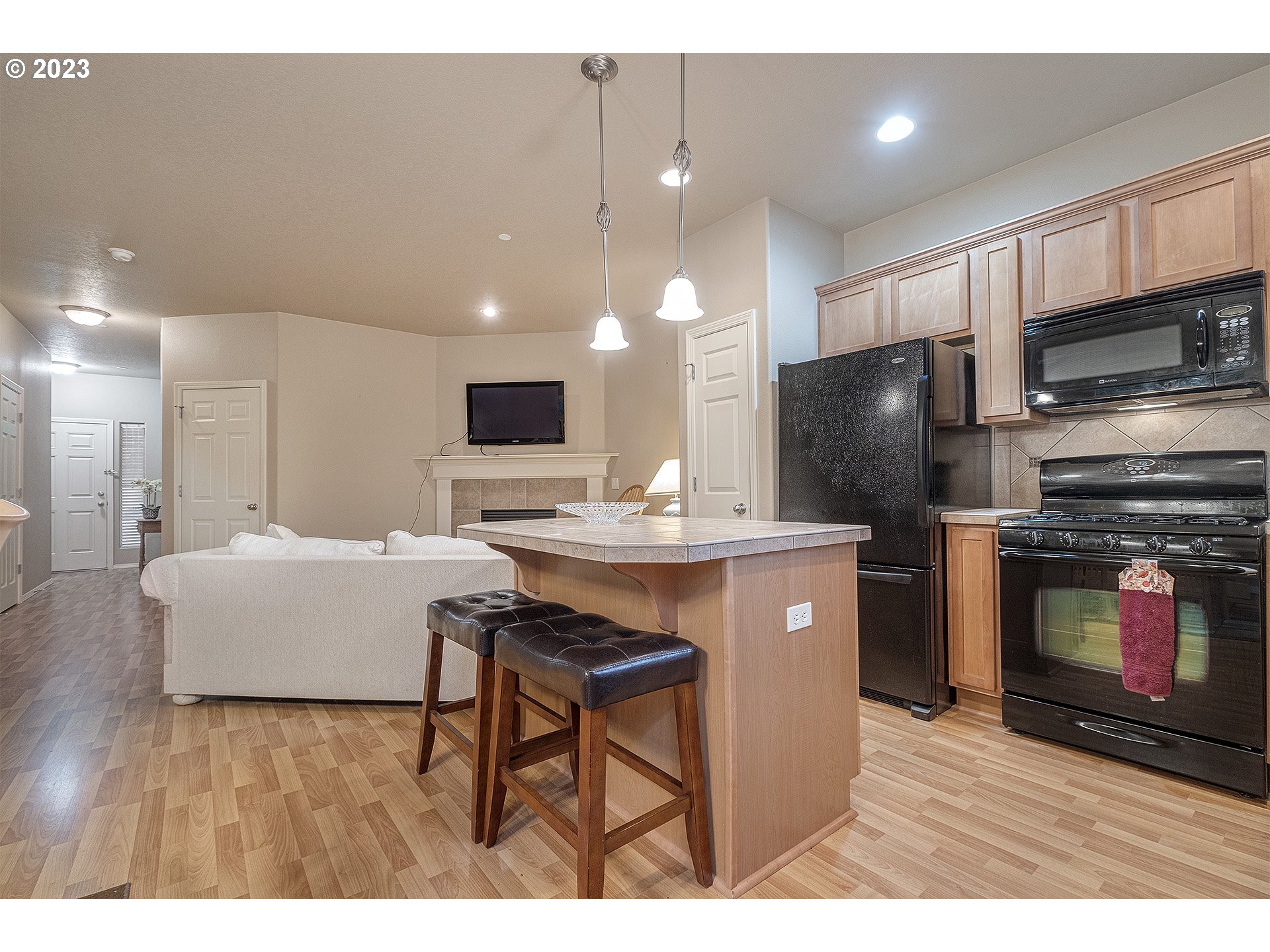 15579 Southwest Stone Ridge Circle Beaverton, OR 97007 - Photo 7 of 25 Kitchen/Living Room