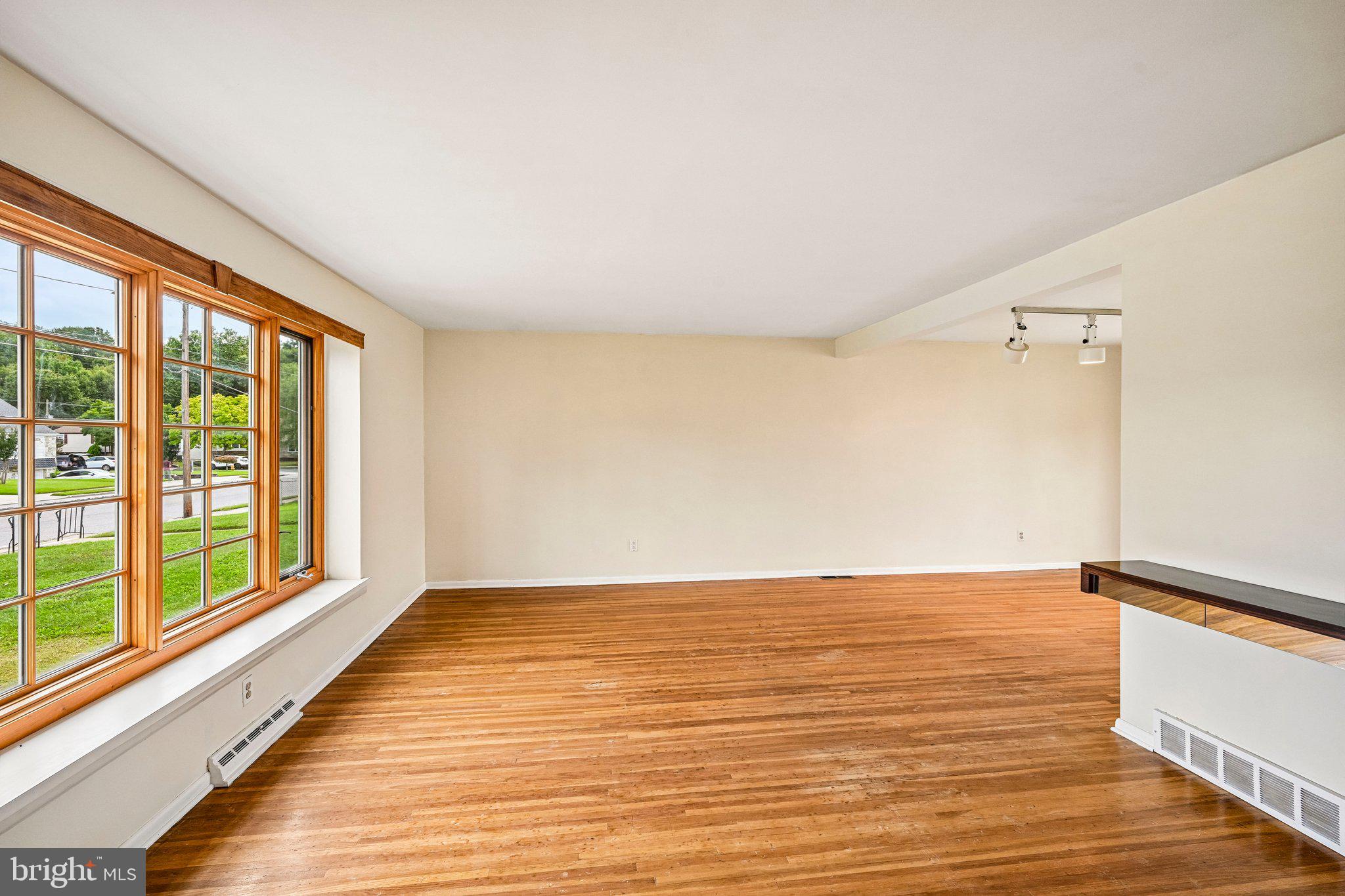 1008 Rennard Street Philadelphia, PA 19116 - Photo 6 of 33 Living Room