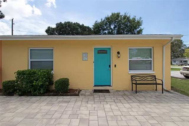 a view of a house with backyard
