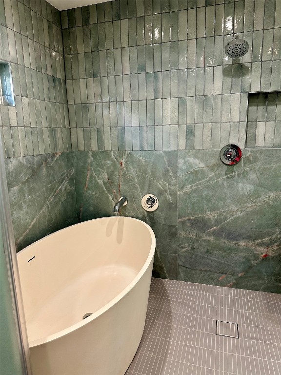 2507 East Side Drive Austin, TX 78704 - Photo 16 of 26 a bathroom with a bathtub