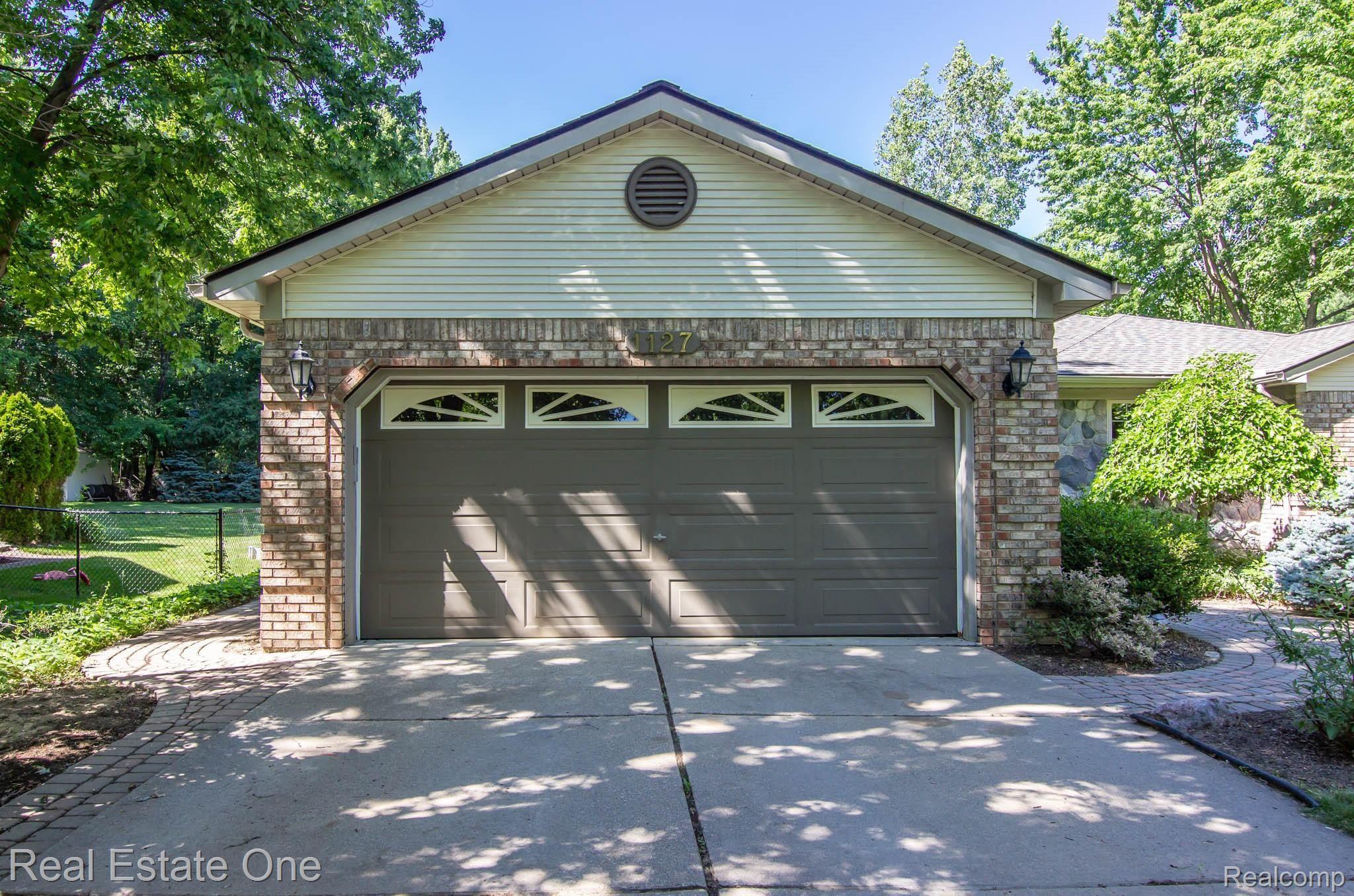 1127 Bloomer Road Rochester, MI 48307 - Photo 2 of 28 01_Garage_1127Bloomer.jpg