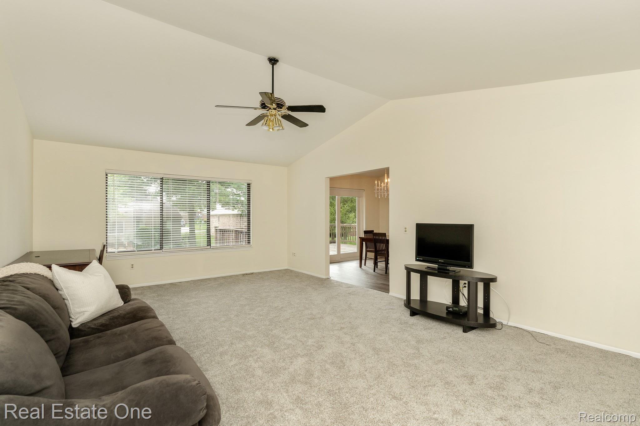 267 Slade Court Rochester, MI 48307 - Photo 4 of 25 Slade MLS-W031.jpg