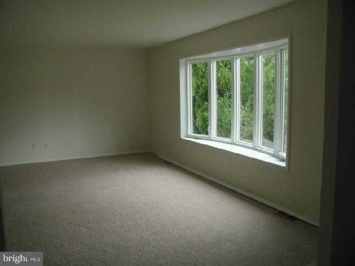 11 Polaris Road Sewell, NJ 08080 - Photo 4 of 24 Living Room