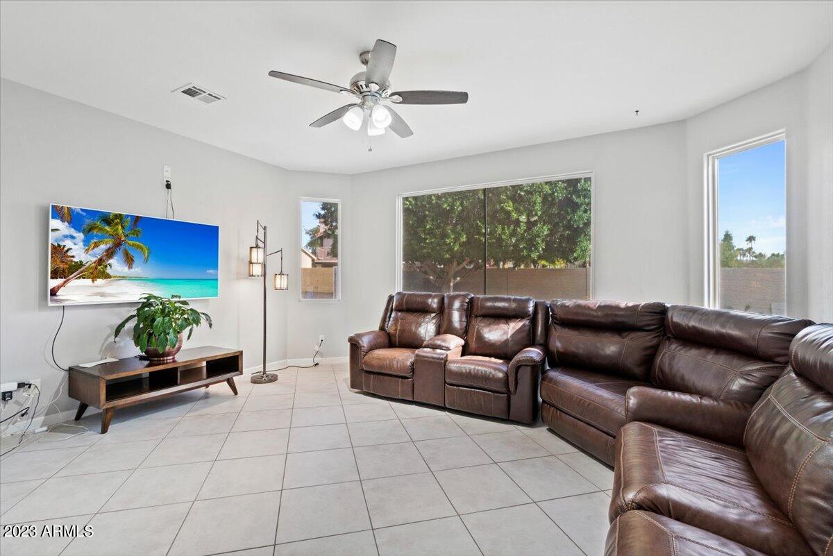 6361 West Deer Valley Road Glendale, AZ 85308 - Photo 4 of 47 Living Room