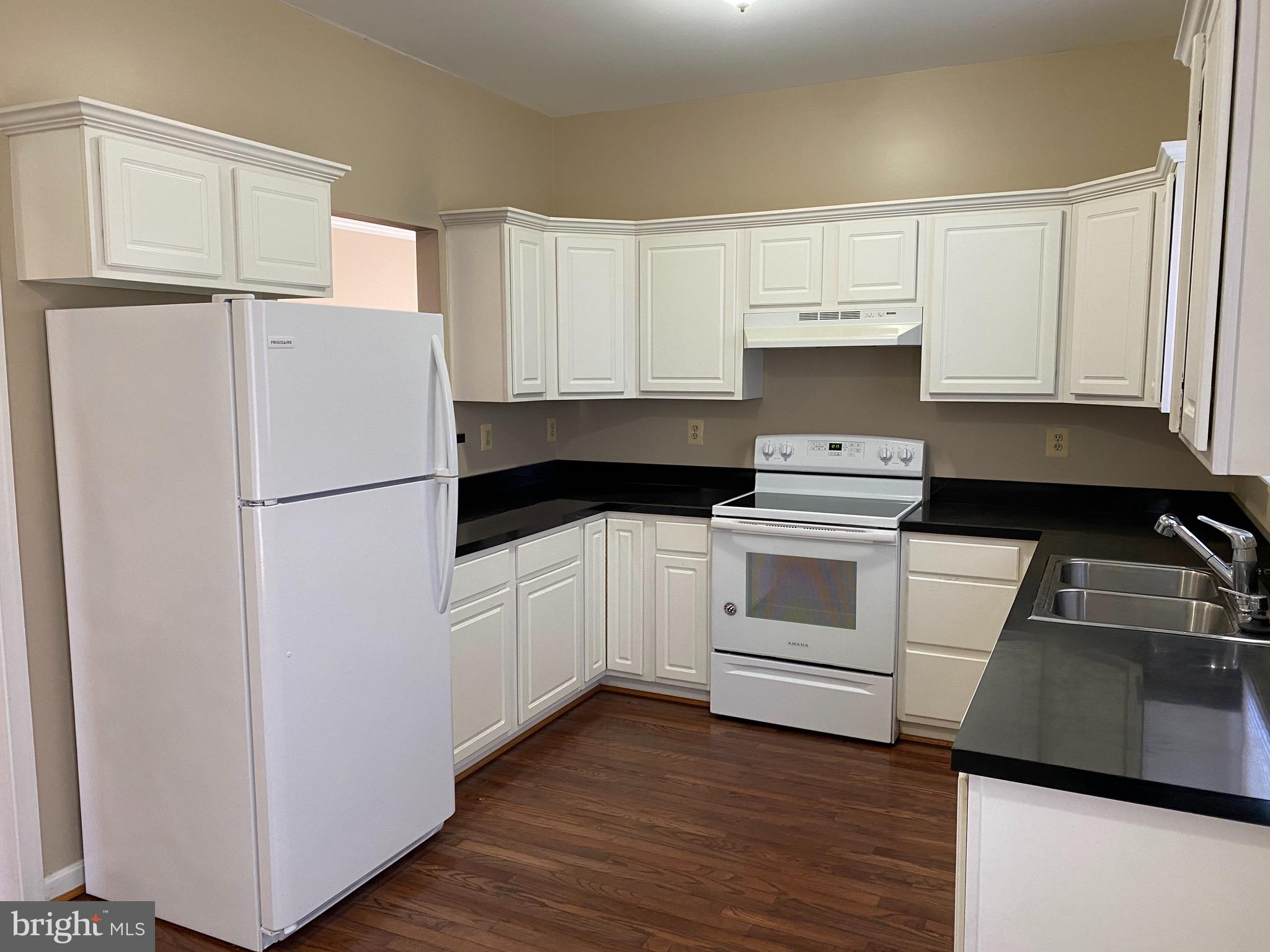 524 Wordsworth Circle Purcellville, VA 20132 - Photo 2 of 7 Kitchen with newer appliances