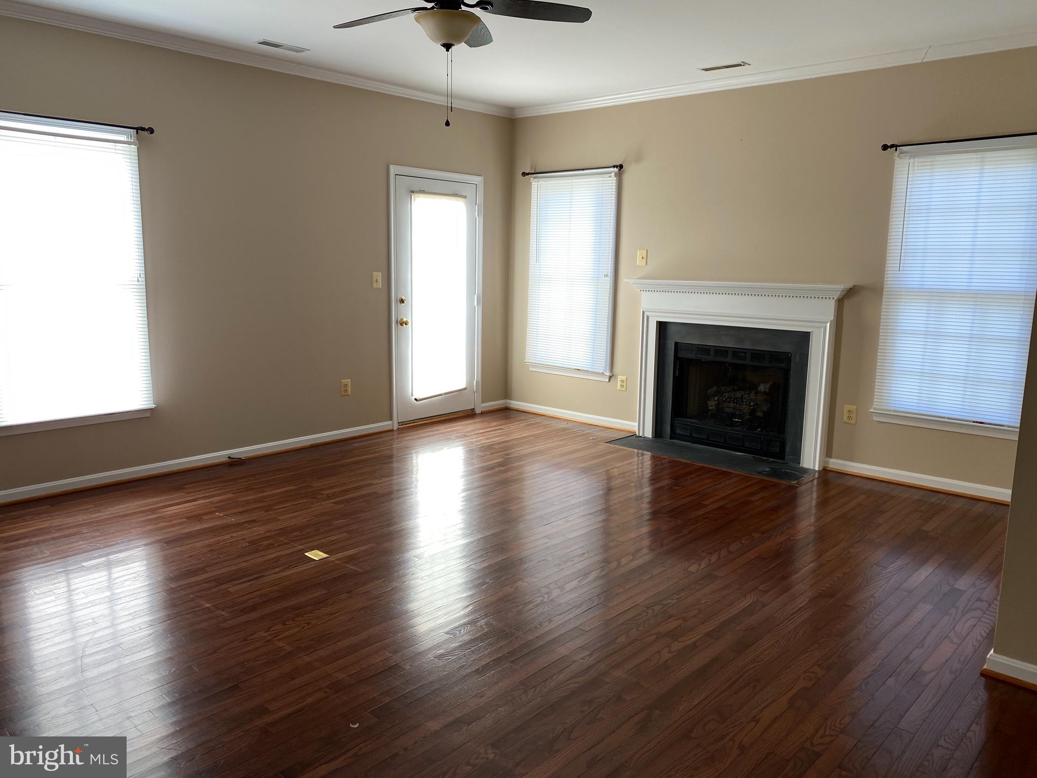524 Wordsworth Circle Purcellville, VA 20132 - Photo 3 of 7 Family room with gas fireplace