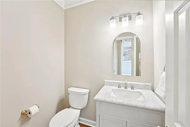 en empty room with windows and ceiling fan