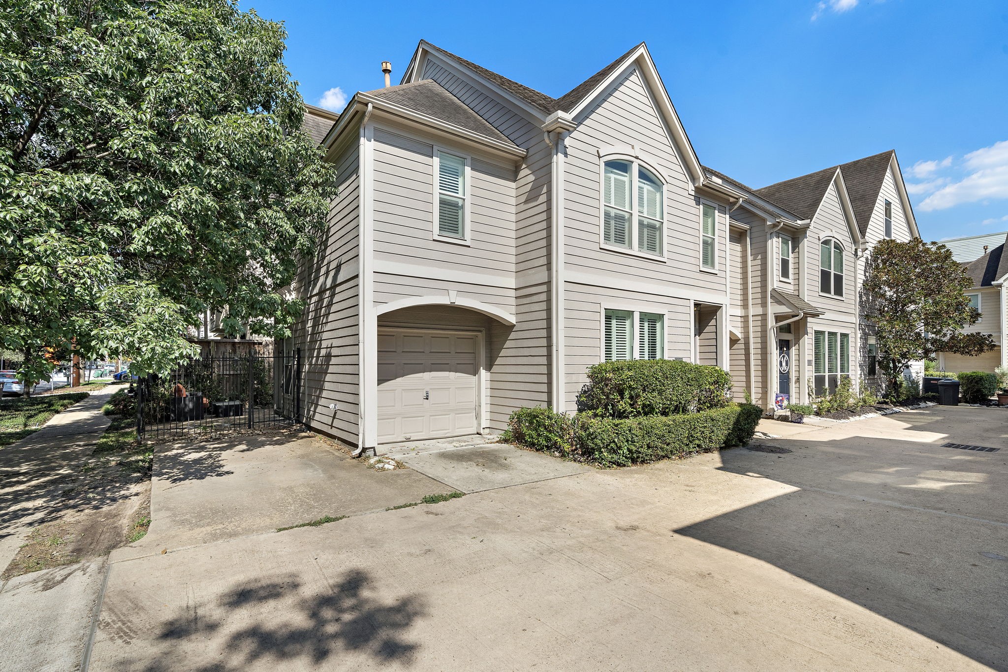 2915 Chenevert Street Houston, TX 77004 - Photo 1 of 15 Adorable end unit. The abundance of windows brings in natural light to every room inside.
