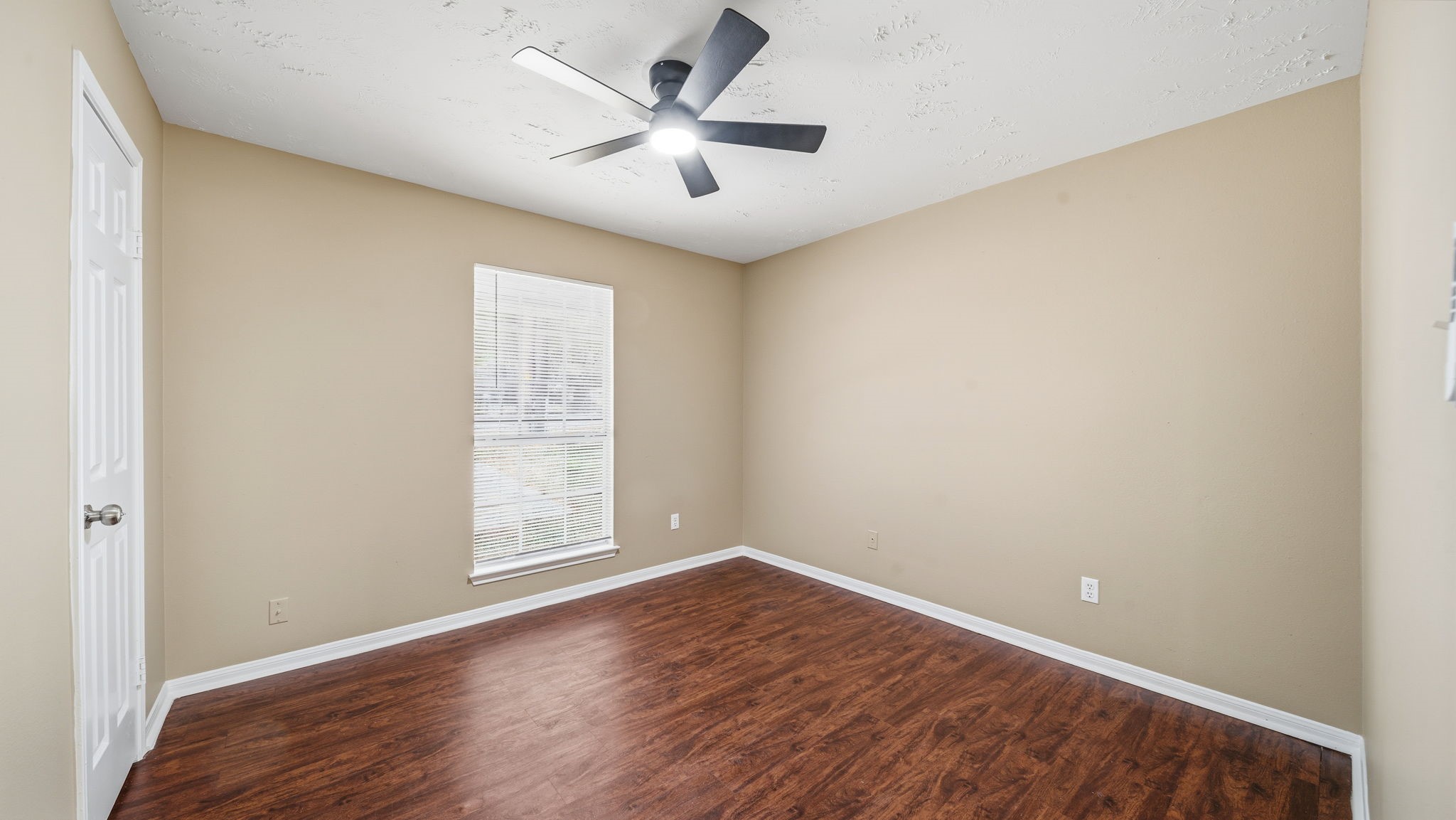 417 Shawnee Conroe, TX 77316 - Photo 15 of 18 Secondary bedroom with neutral tones and comfortable layout.