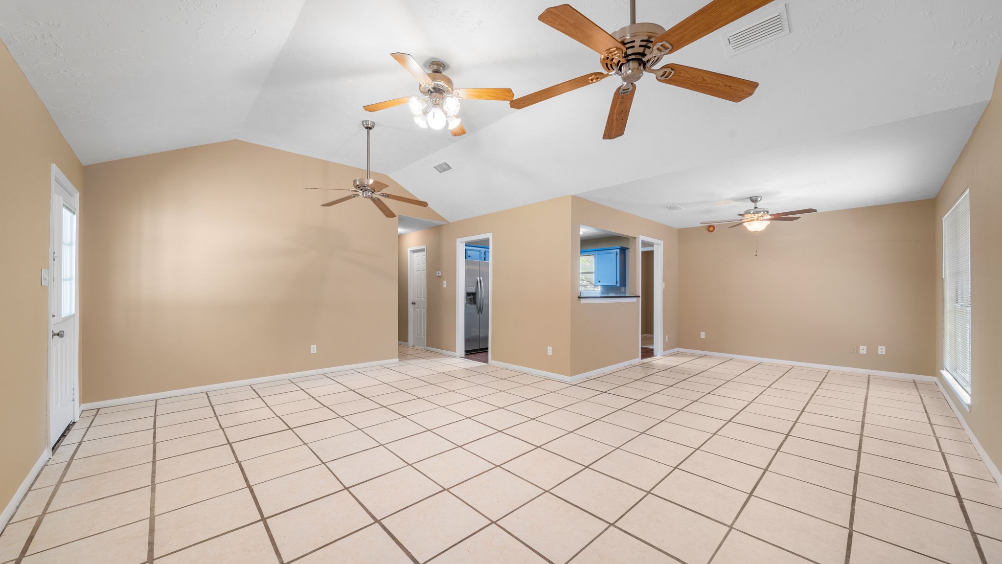 417 Shawnee Conroe, TX 77316 - Photo 3 of 18 Ample room for all your living room furnishings.