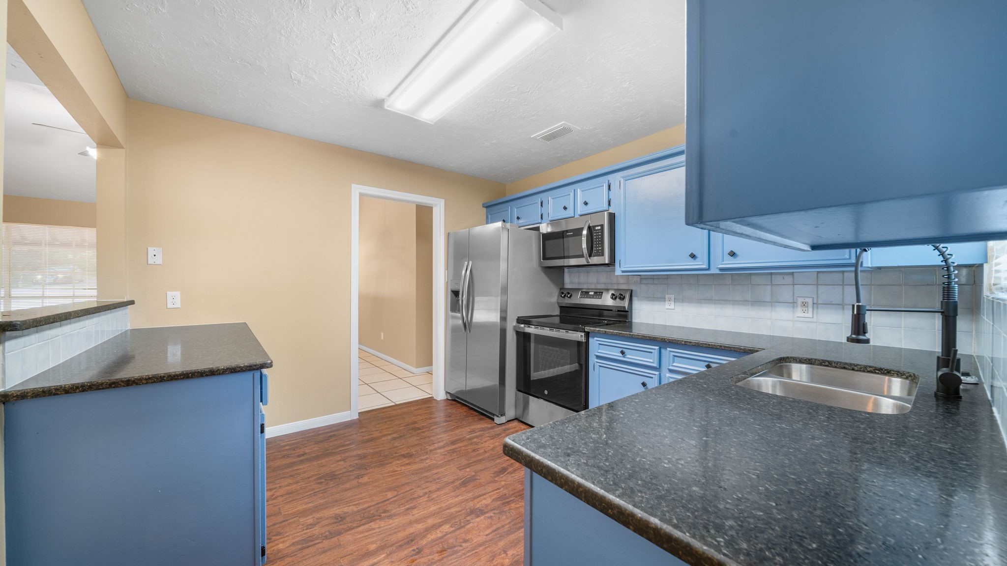 417 Shawnee Conroe, TX 77316 - Photo 6 of 18 Open kitchen layout with convenient access to living and dining areas.