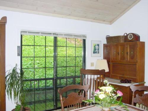 1602 Spring Hill Road Weaverville, CA 96093 - Photo 11 of 12 Dining Area slider